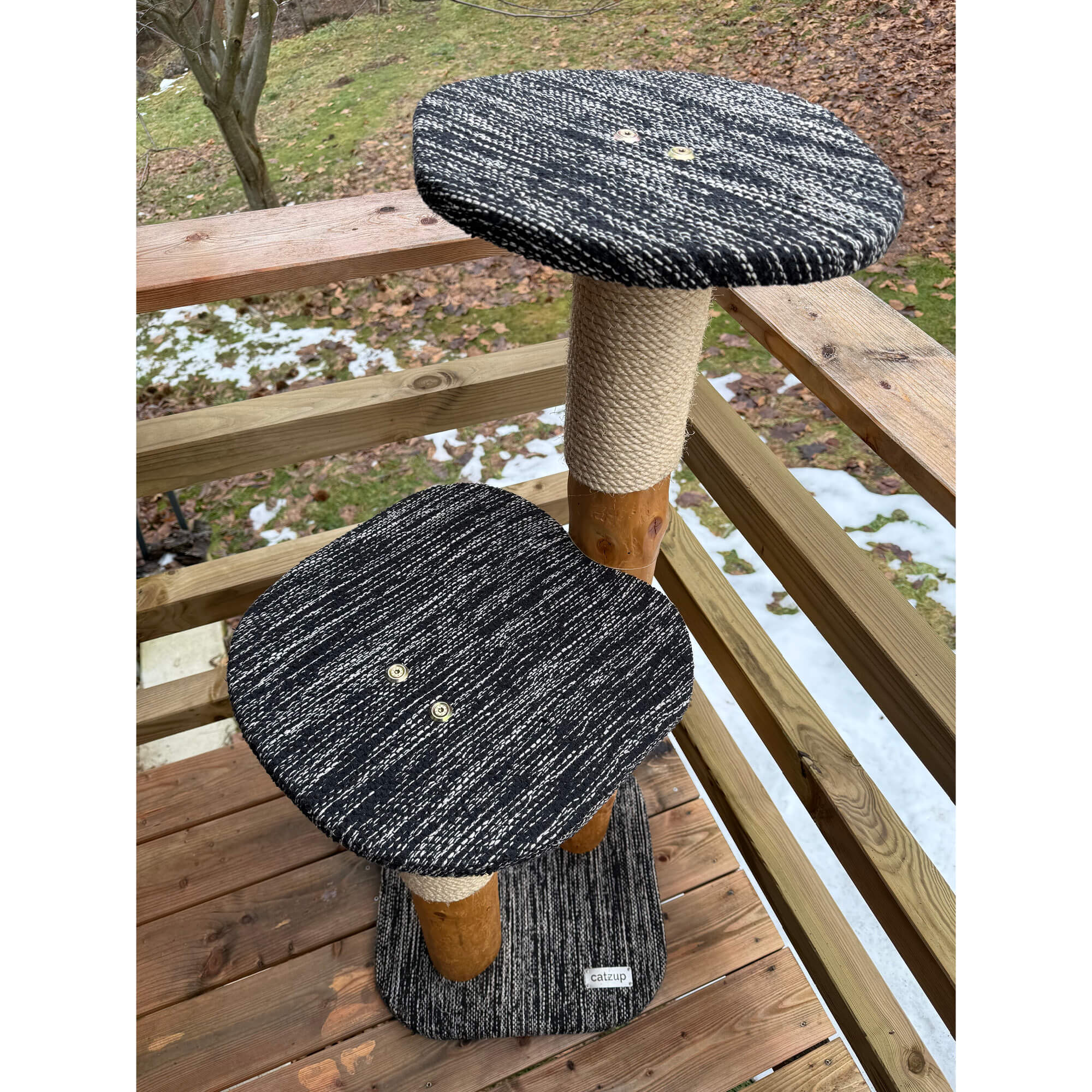 catzup double – Naturkratzbaum aus Fichte für Katzen | Kratzbaum mit zwei Liegeflächen aus Vollholz – Bild 2