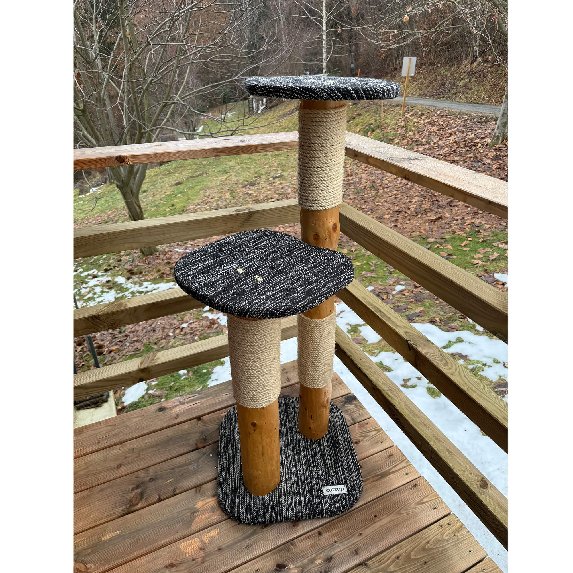 catzup double – Naturkratzbaum aus Fichte für Katzen | Kratzbaum mit zwei Liegeflächen aus Vollholz