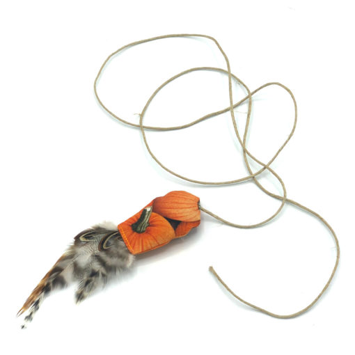 catzup Katzenspielzeug - „VOGERL“, Kürbis | Spielmaus aus Naturmaterialien – Bild 2