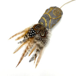 Katzenspielzeug Vogerl mit Federn und Stoffmuster in Goldkreise auf Silber, Anhängeransicht