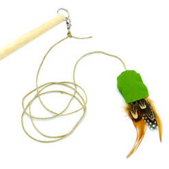 Katzenspielzeug Vogerl mit Federn und Stoffmuster Grün, an Katzenangel befestigt