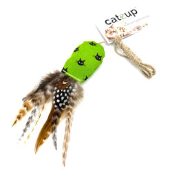 Katzenspielzeug Vogerl mit Federn und Stoffmuster in Hellgrün mit Kätzchen, Schnur geknotet