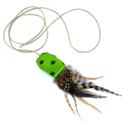 Katzenspielzeug Vogerl mit Federn und Stoffmuster in Hellgrün mit Kätzchen, Schnur offen