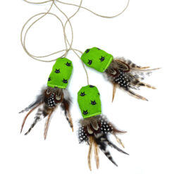 Katzenspielzeug Vogerl mit Federn und Stoffmuster in Hellgrün mit Kätzchen, Übersicht