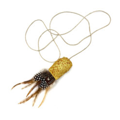 Katzenspielzeug Vogerl mit Federn und Stoffmuster in Leo mit Gold, Schnur offen