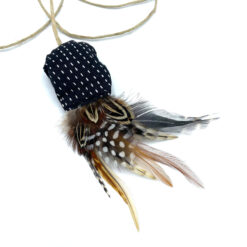 Katzenspielzeug Vogerl mit Federn und Stoffmuster in Strichliert, Anhänger